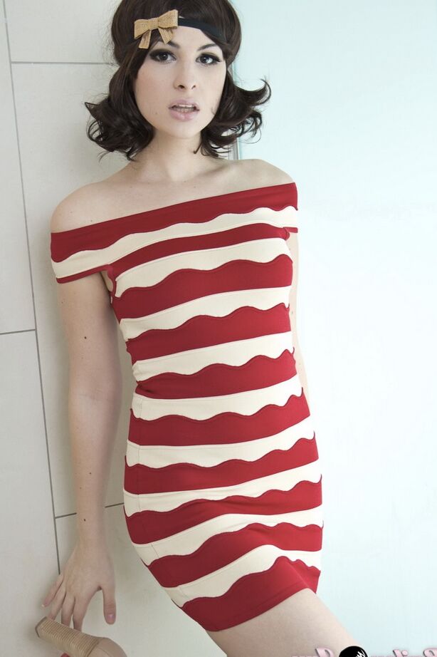 12P La adorable tgirl Bailey Jay desnudándose y posando