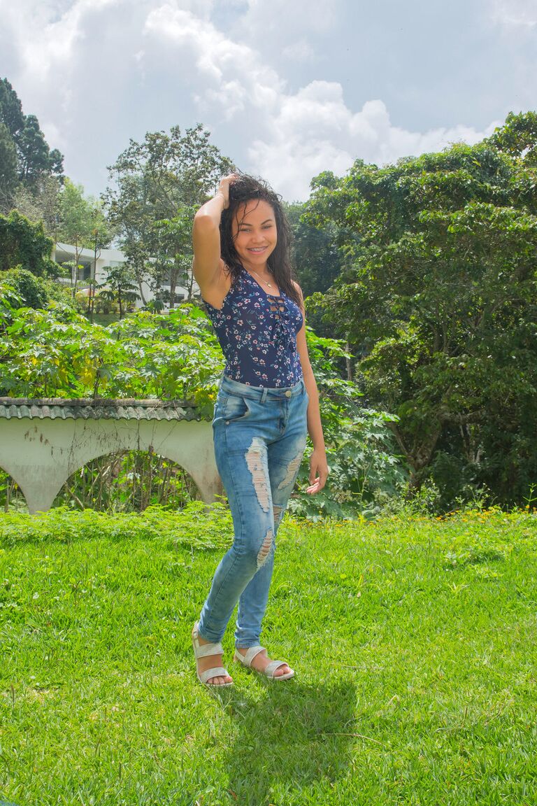21P La deslumbrante venezolana Kim Veliz se masturba el coño depilado al aire libre