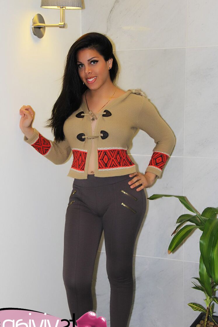 14P kurvige Brünette mit riesigem Arsch versteckt ihre übermütige Überraschung in ihren Leggins