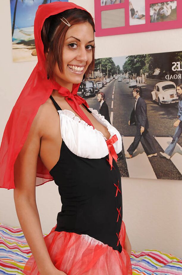 Das 16-jährige Latina-Babe Lyla Storm hat ihre Muschi in ihrem roten Höschen gespreizt