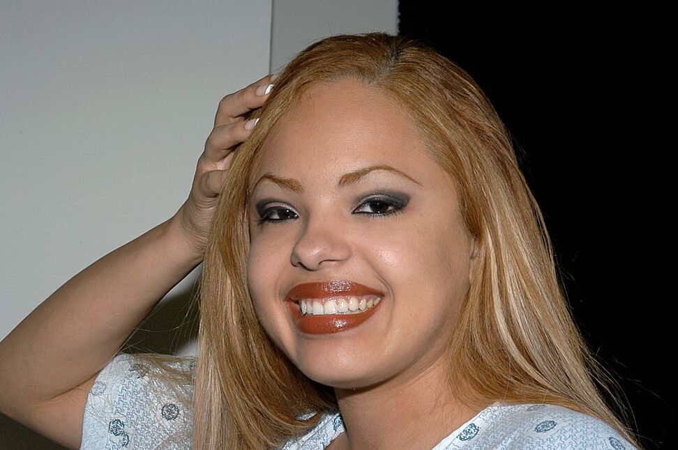 17P Smiley Latina MILF Victoria Sweet montre ses tétons foncés