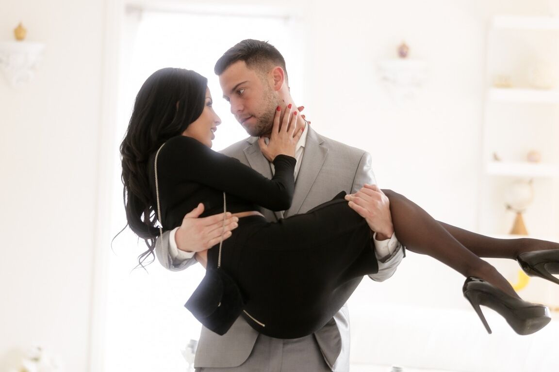 21P La femme d'affaires française Anissa Kate se fait prendre par son beau collègue