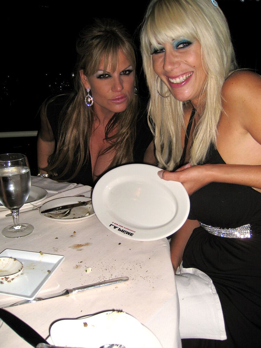 17P Kelly Madison y sus amigas tetonas complaciendo la polla de su marido en el coche