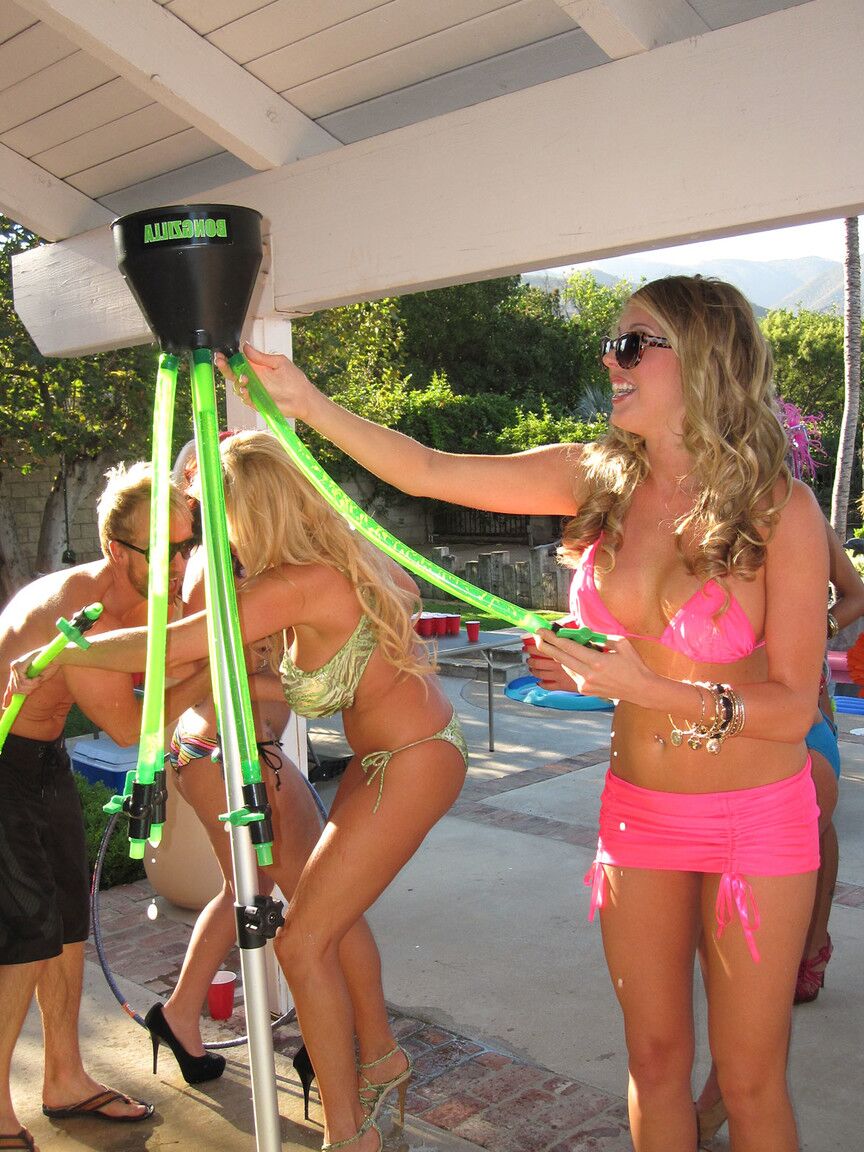 21P A gata curvilínea Kelly Madison dá uma festa sexy e gostosas mostram suas curvas