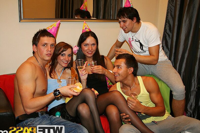 16P College Girls organise une fête qui se termine par une scène de sexe en groupe totale