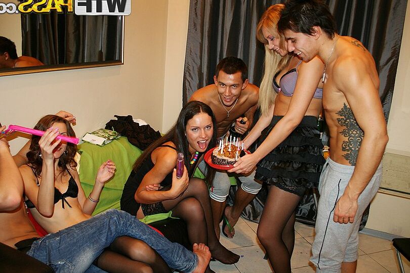 16P College Girls organise une fête qui se termine par une scène de sexe en groupe totale