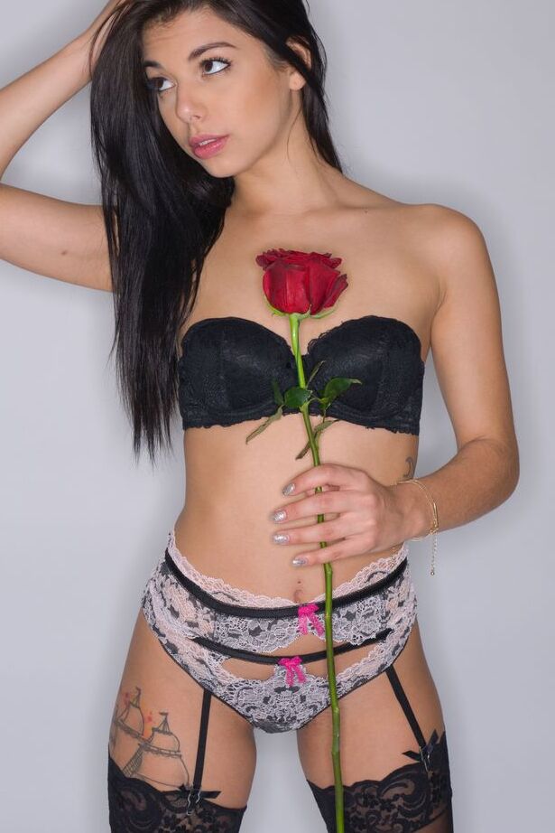 16P La nena Gina Valentina muestra su fino coño y culo después de un travieso solo