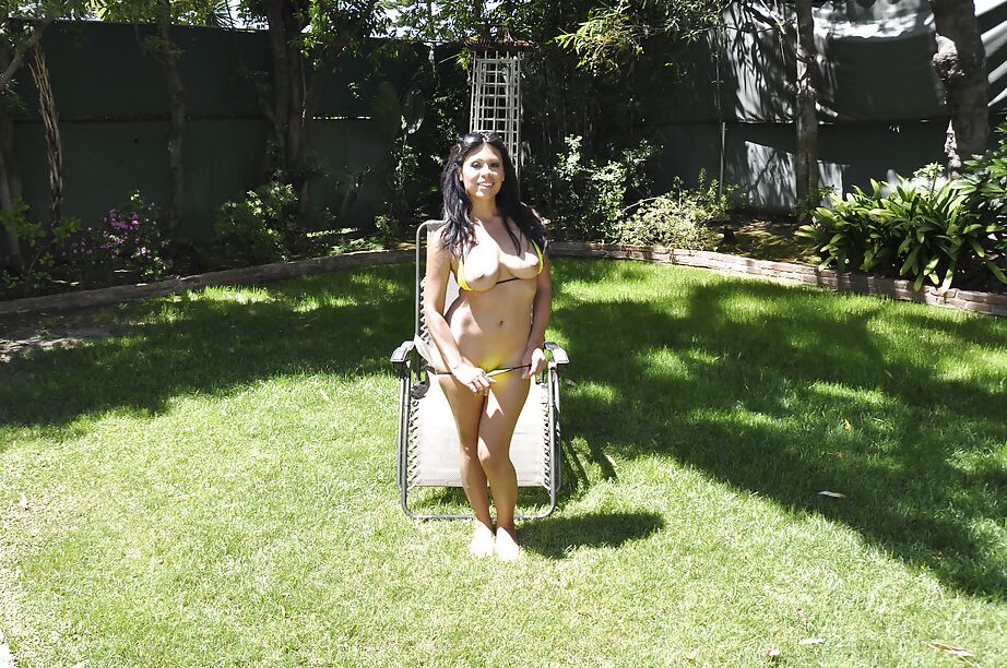 16P La MILF latina Cassandra Cruz posa en bikini sexy y desnuda