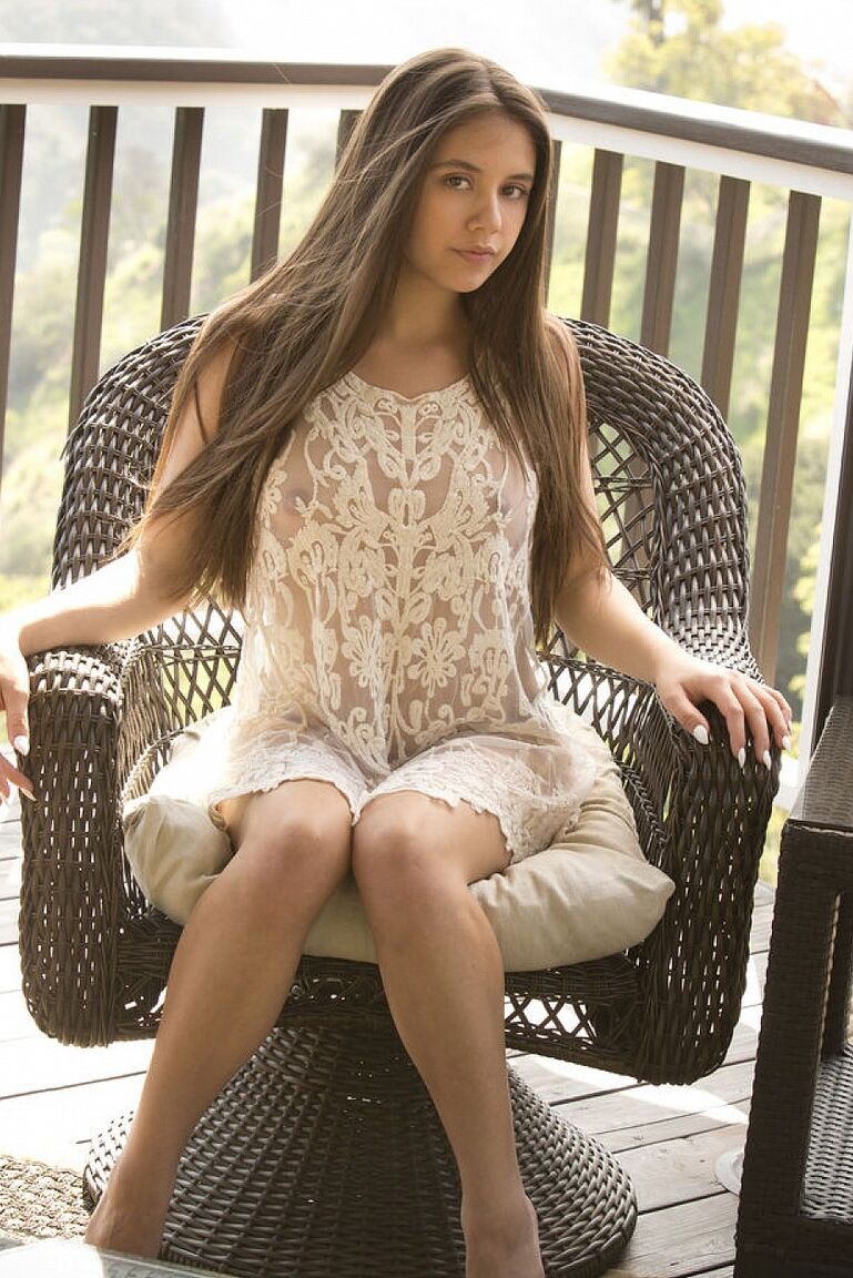 15P La hermosa adolescente europea Lucy Doll se mete un dedo en el coño caliente en la silla del balcón