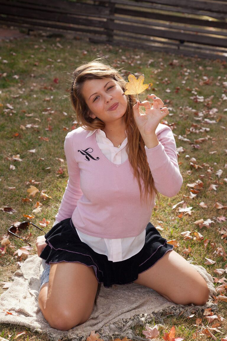 11P Latina-Schulmädchen Keisha Grey zeigt einen Upskirt
