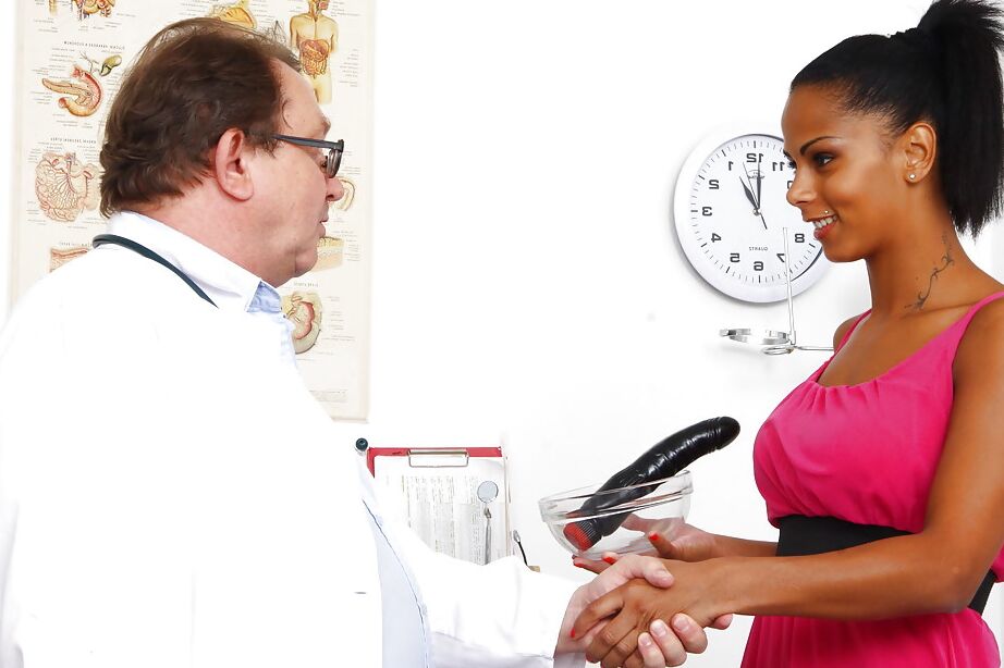 16P MILF Latina en bas pénétrée vaginalement et anale par un médecin gynécologue