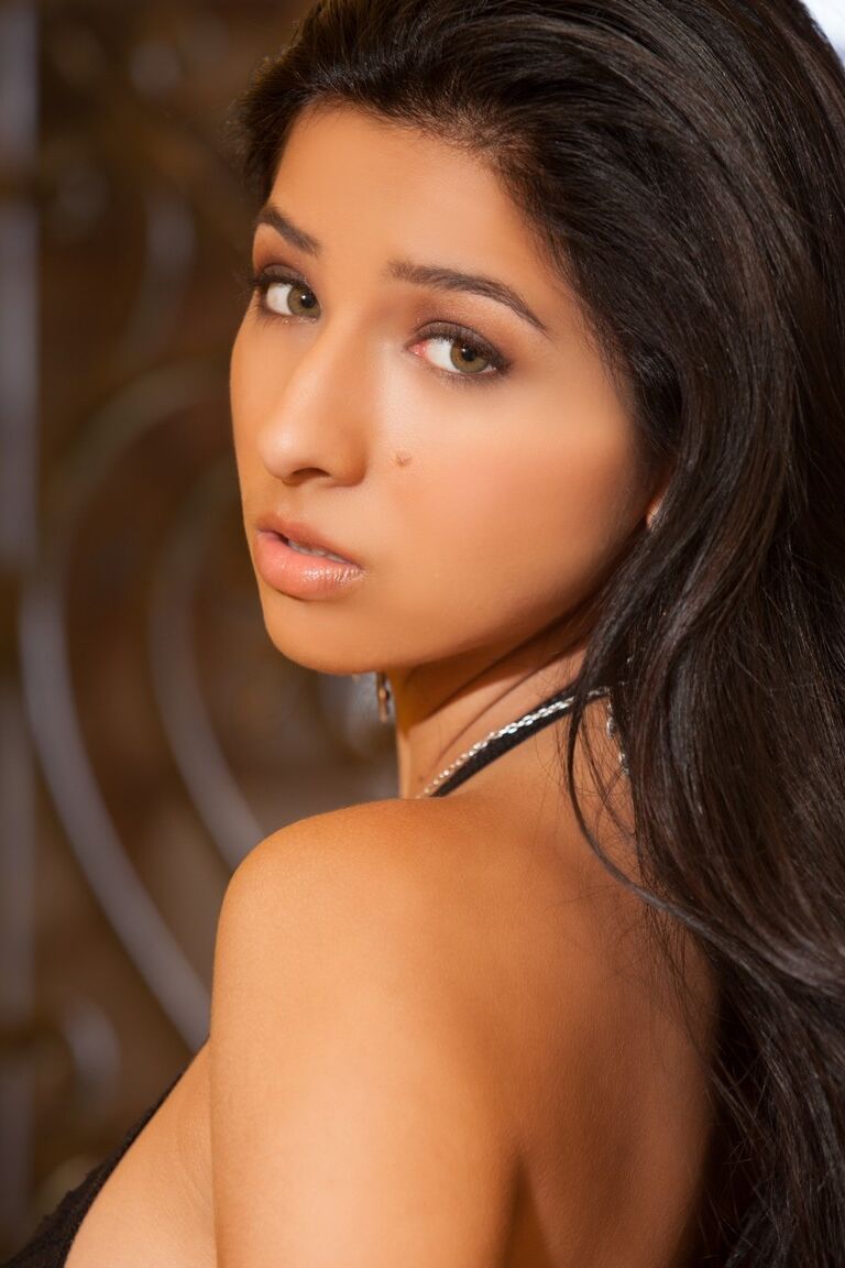 21P, jeune latina aux gros seins, Megan Salinas, pose dans des bas séduisants.