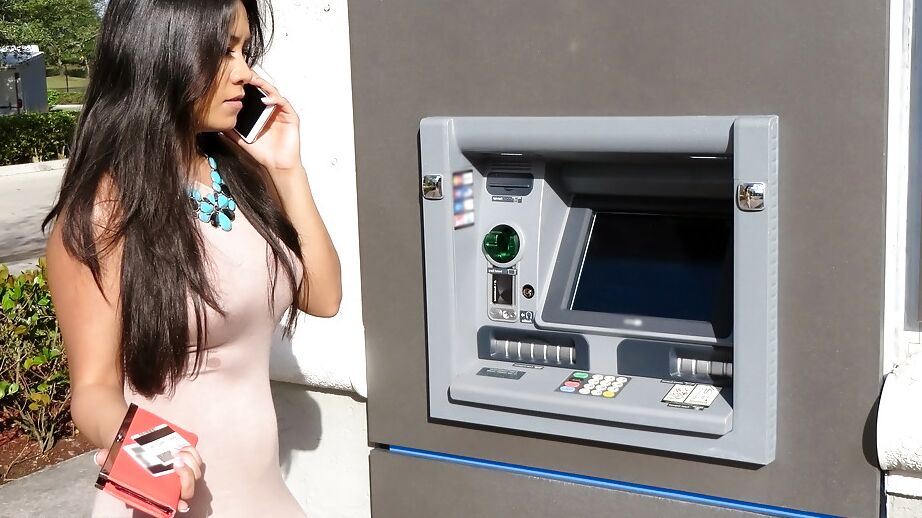16P Mamá latina caliente Alejandra Leon mostrando su coño afeitado por dinero en efectivo en el auto