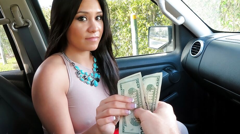 16P Mamá latina caliente Alejandra Leon mostrando su coño afeitado por dinero en efectivo en el auto