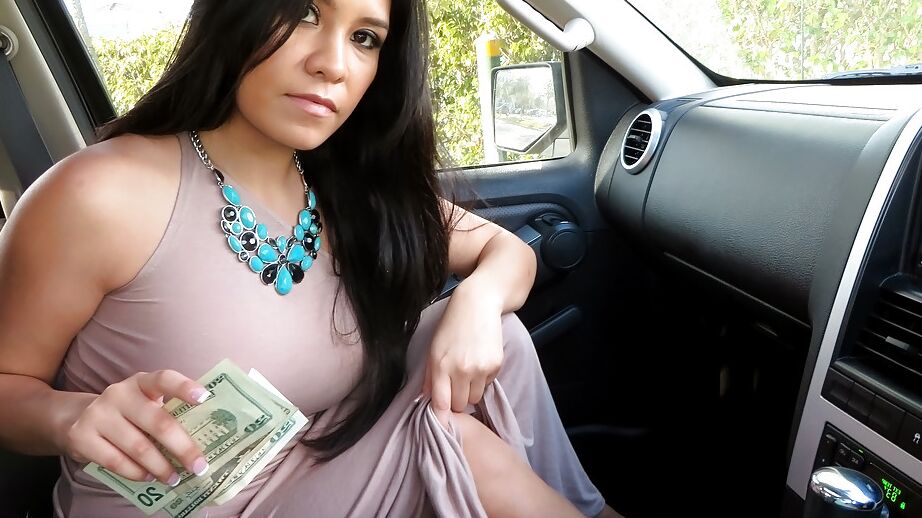 16P Mamá latina caliente Alejandra Leon mostrando su coño afeitado por dinero en efectivo en el auto