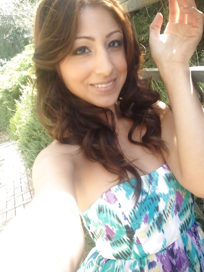 16P Alexa Rydell mostrando sus pequeñas tetas y su jugosa raja al aire libre
