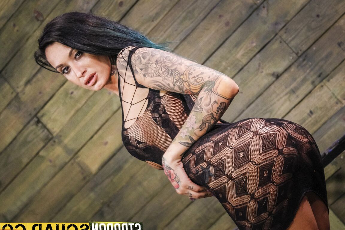 15P La tatuada Alby Rydes es dominada por la lesbiana con arnés Esmi Lee