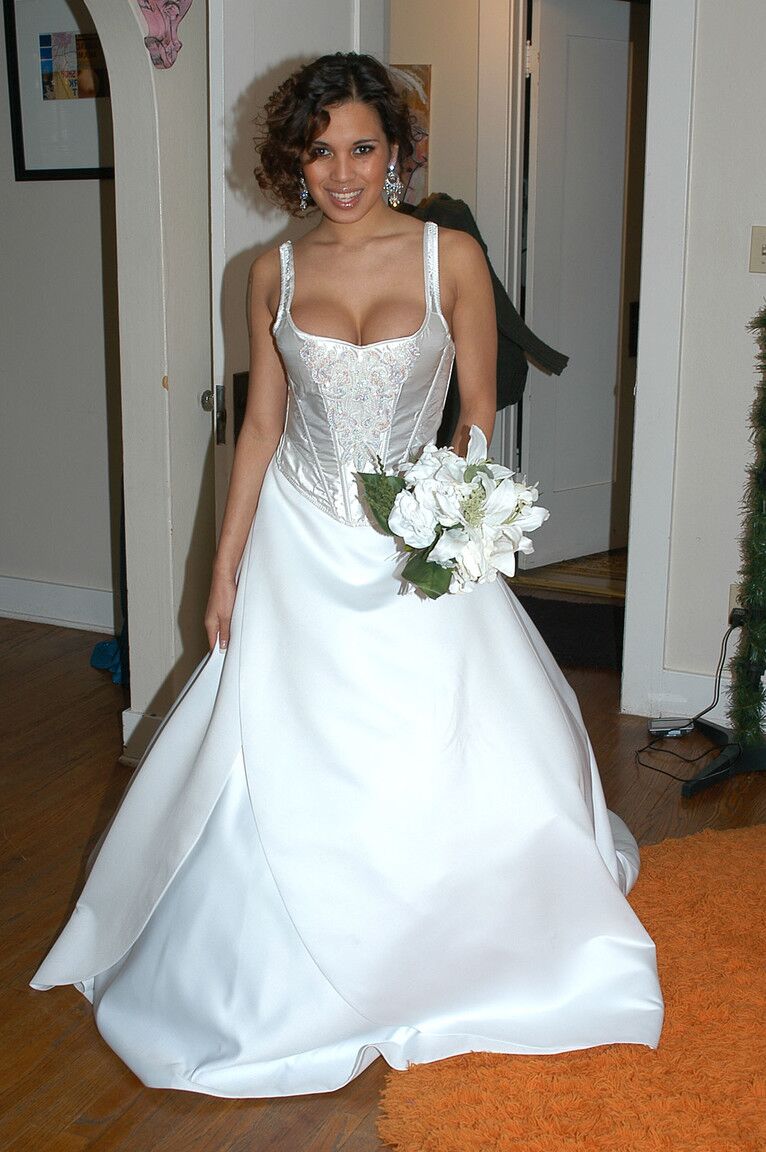 17P La hermosa novia latina Renae Cruz muestra sus calientes tetas falsas el día de su boda