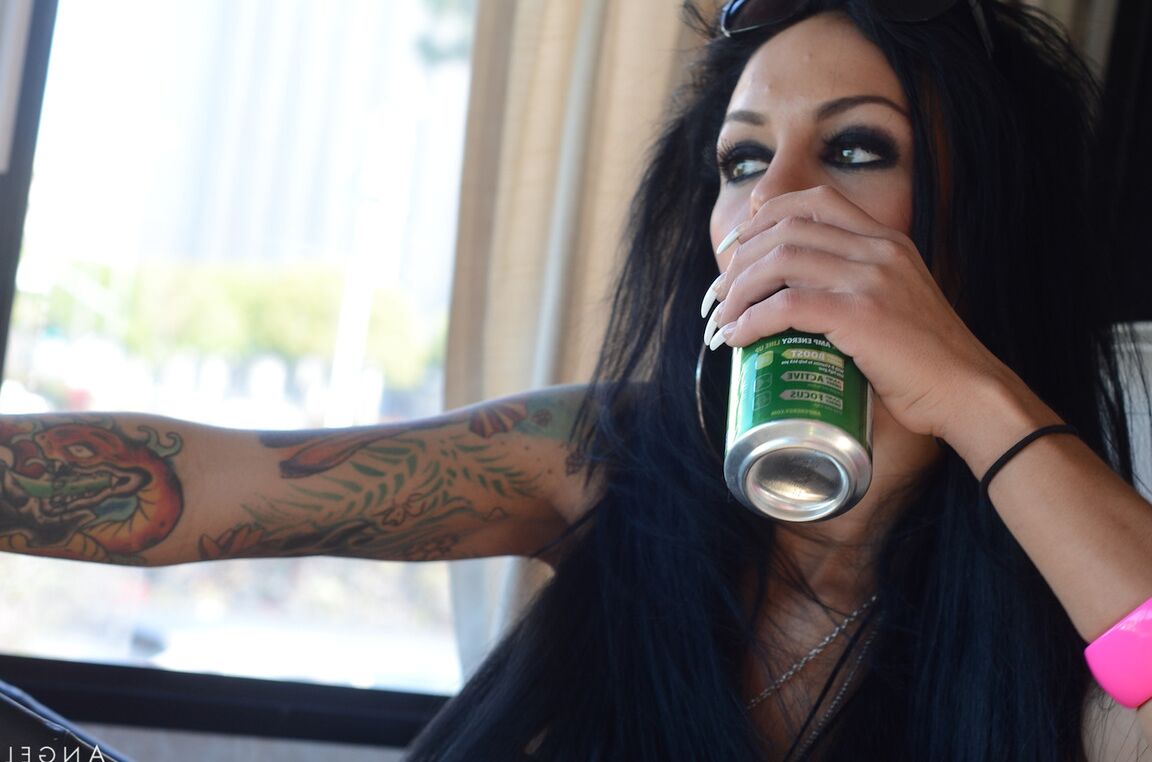 21P A pornstar peituda Angelina Valentine e suas amigas tiram a roupa e posam em uma van