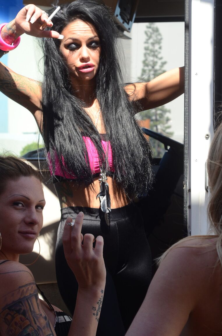 21P A pornstar peituda Angelina Valentine e suas amigas tiram a roupa e posam em uma van