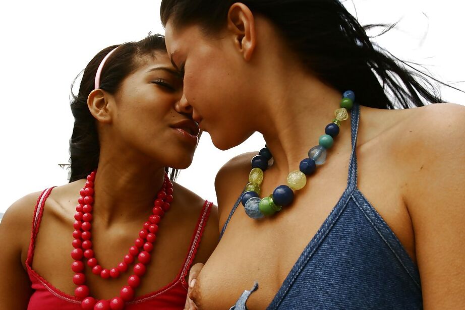16P Jóvenes lesbianas latinas sexys Tanner y Emy se burlan mutuamente