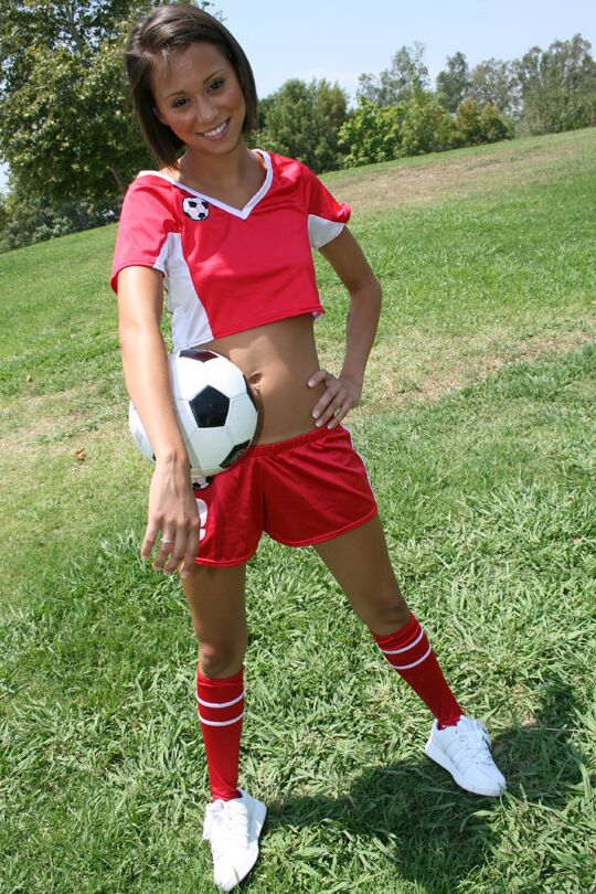 21P La pequeña adolescente latina Mia Lina juega con un balón de fútbol