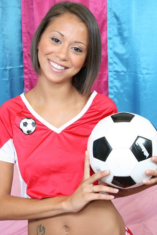 21P La pequeña adolescente latina Mia Lina juega con un balón de fútbol