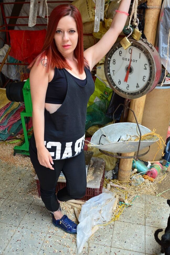 11P Latina trabalhadora Yuly Perdomo se despe com desejo e mostra buceta e peitos