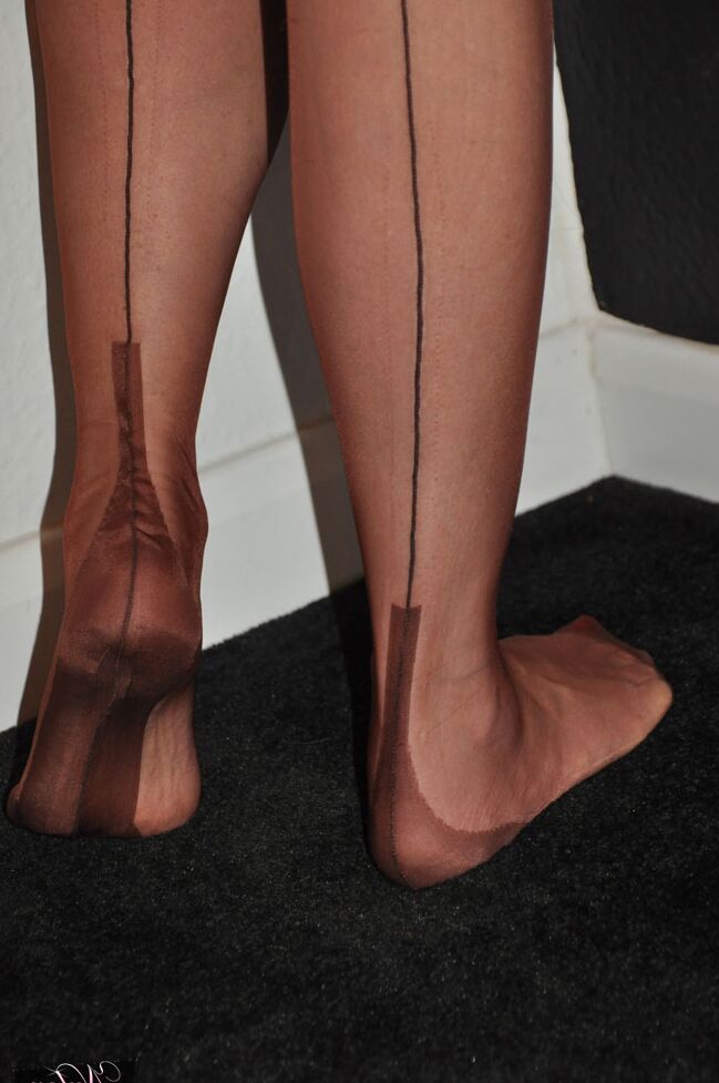15P reife MILF Nylon Jane zieht Lederkleidung in Dessous und Nylons aus