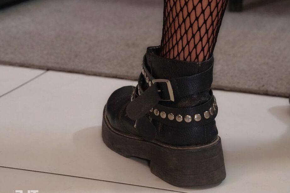 16P Teen Girls Romi und Clara S spielen Lezdom-Spiele auf einem schwarzen Sofa