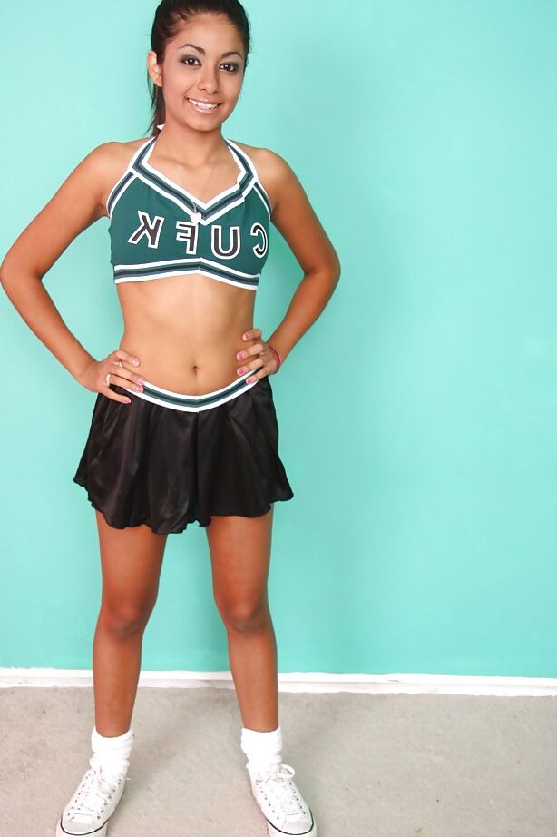 16P La joven latina deportiva Ruby Rayes combina porristas y striptease