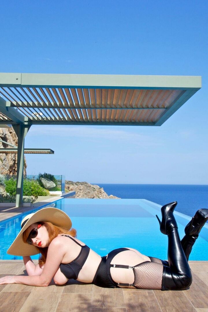 20P Redheaded UK model uncups her big tits before an oceanside finger fuck