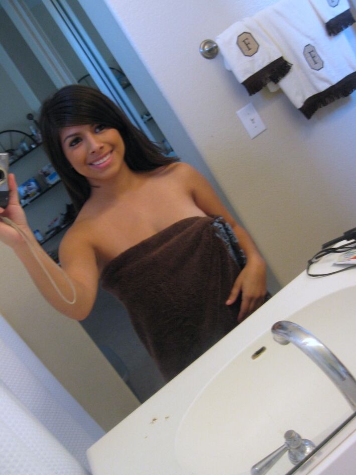 20P Gata fofa com peitos deliciosos Layla Rose apresenta suas fotos caseiras gostosas