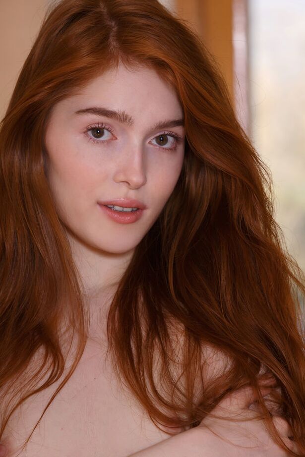 18P A adolescente ruiva Jia Lissa mostra sua buceta na pista de pouso em roupas de fetiche