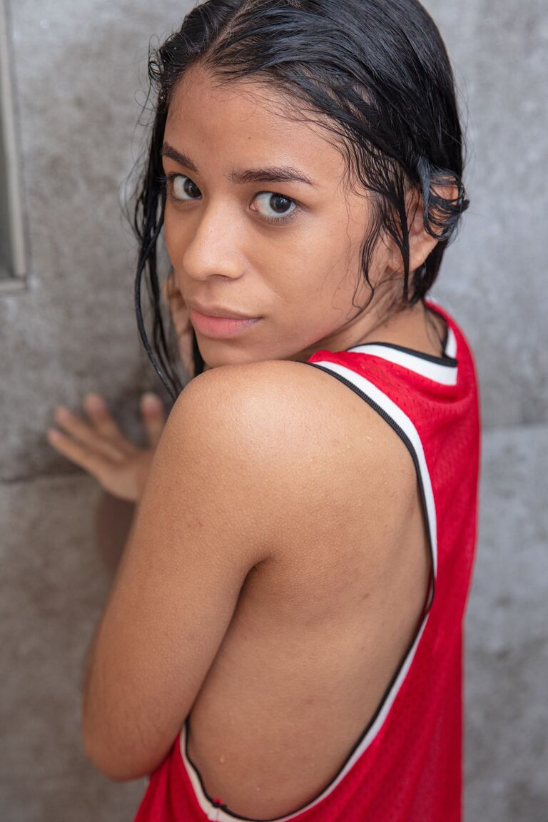 21P Linda adolescente latina Karin Torres brincando com sua buceta irresistível no chuveiro