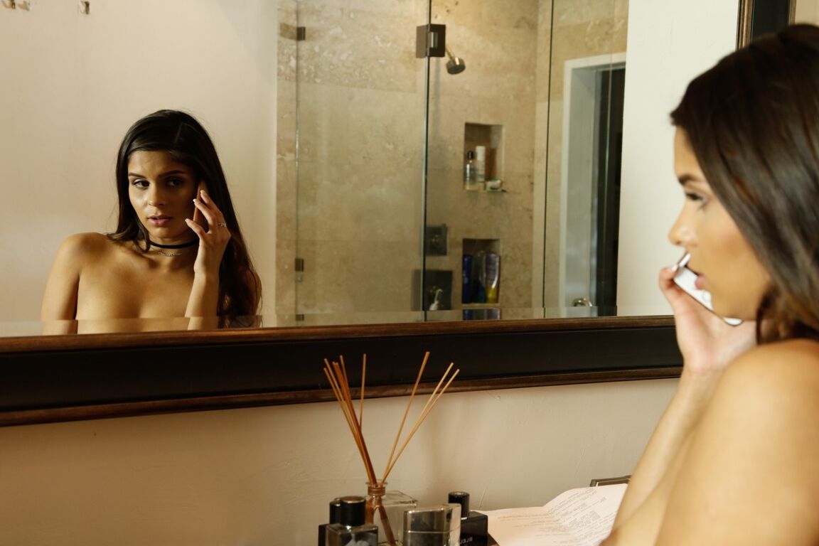 17P La superbe brune Katya Rodriguez montre son joli cul dans la salle de bain