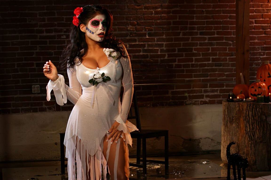 15P Solo girl exposes her butt cheeks while decked out for Halloween