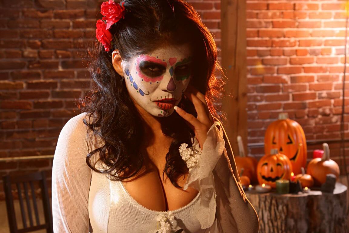 15P Solo girl exposes her butt cheeks while decked out for Halloween