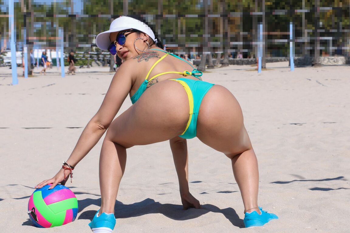 14P A jogadora de vôlei Kitty Caprice faz alongamentos em um biquíni sexy ao ar livre