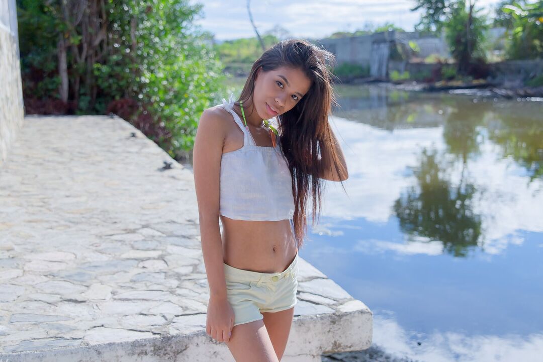 16P La joven latina Karin Torres se tira tiros para abrirse de piernas