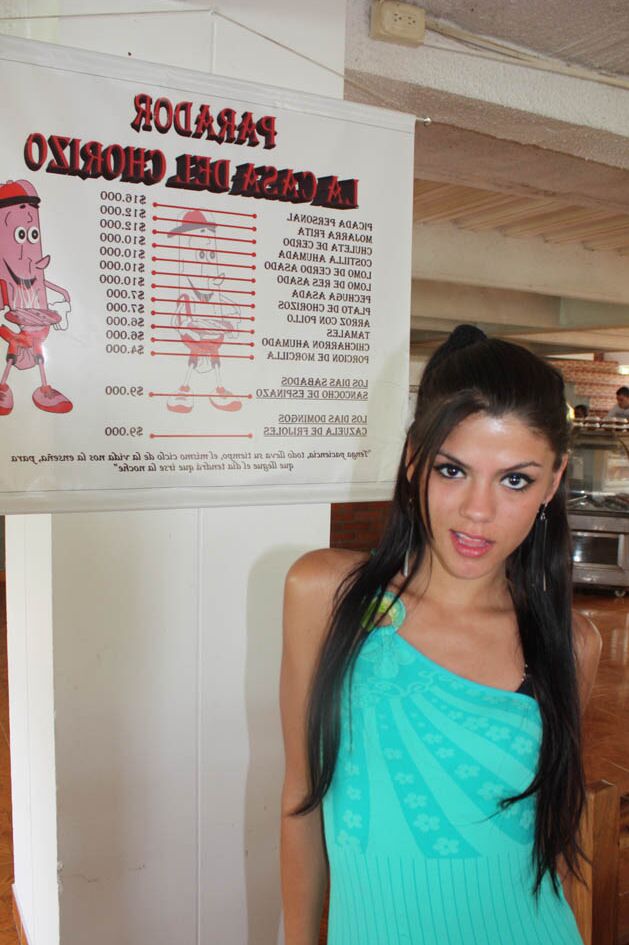 17P Tentadora jovencita latina Claudia Castro come provocativamente una salchicha
