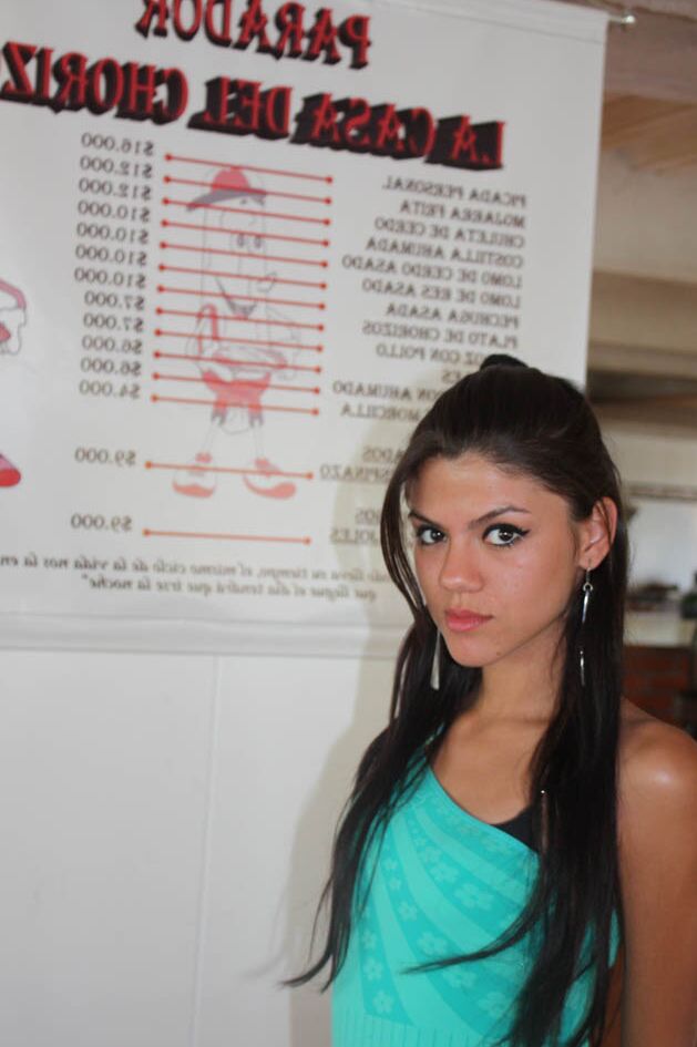 17P Tentadora jovencita latina Claudia Castro come provocativamente una salchicha