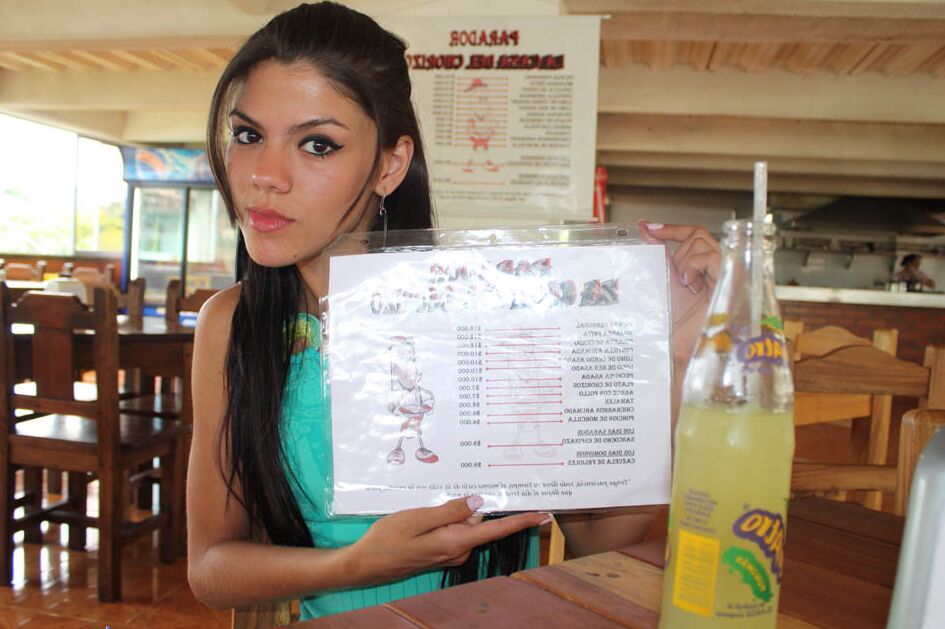 17P Tentadora jovencita latina Claudia Castro come provocativamente una salchicha