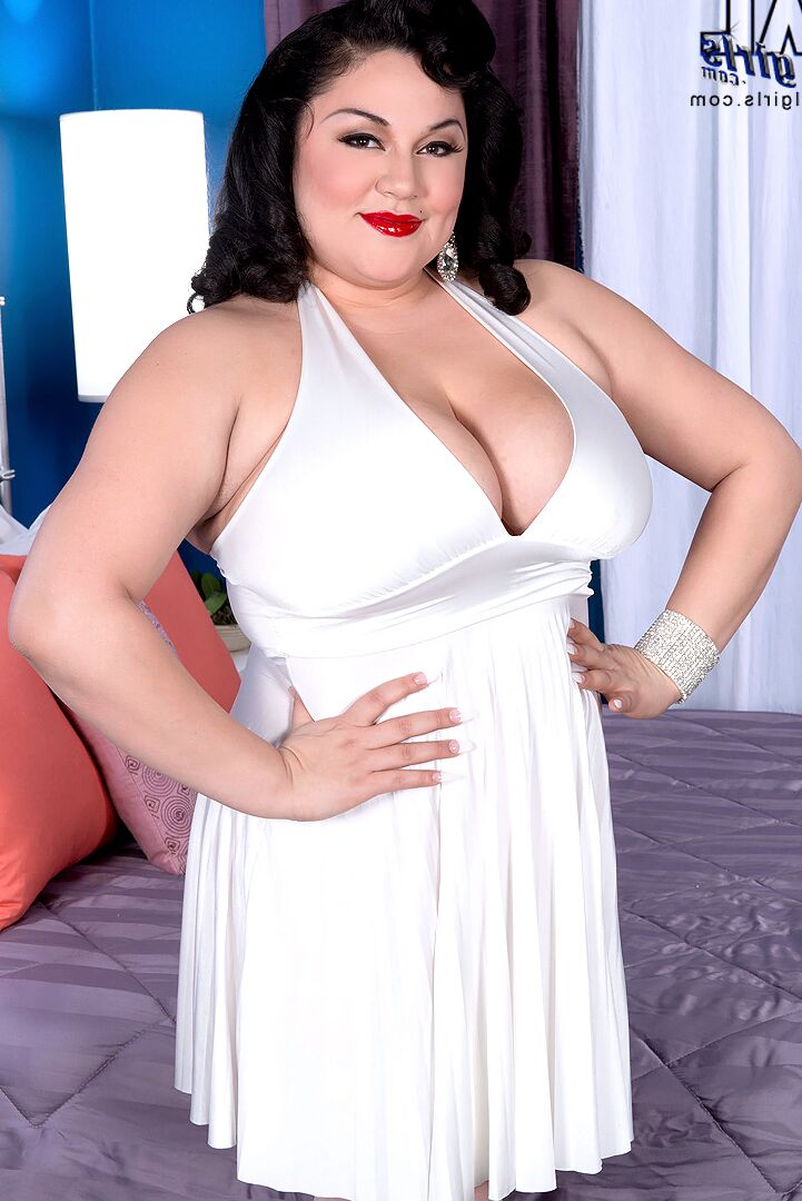 11P La gorda Julia Juggs luce labios rojos mientras suelta sus enormes tetas de un vestido
