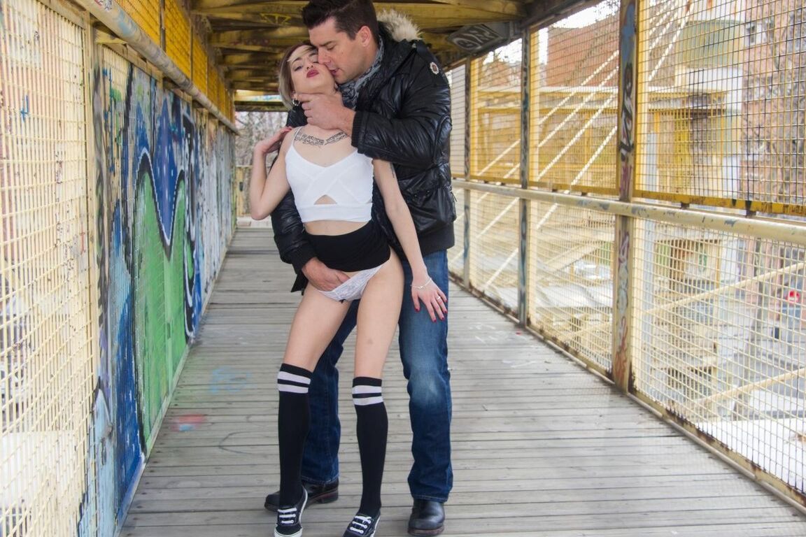 17P La española tatuada Mey Madness se baja los pantalones para follar el coño al aire libre