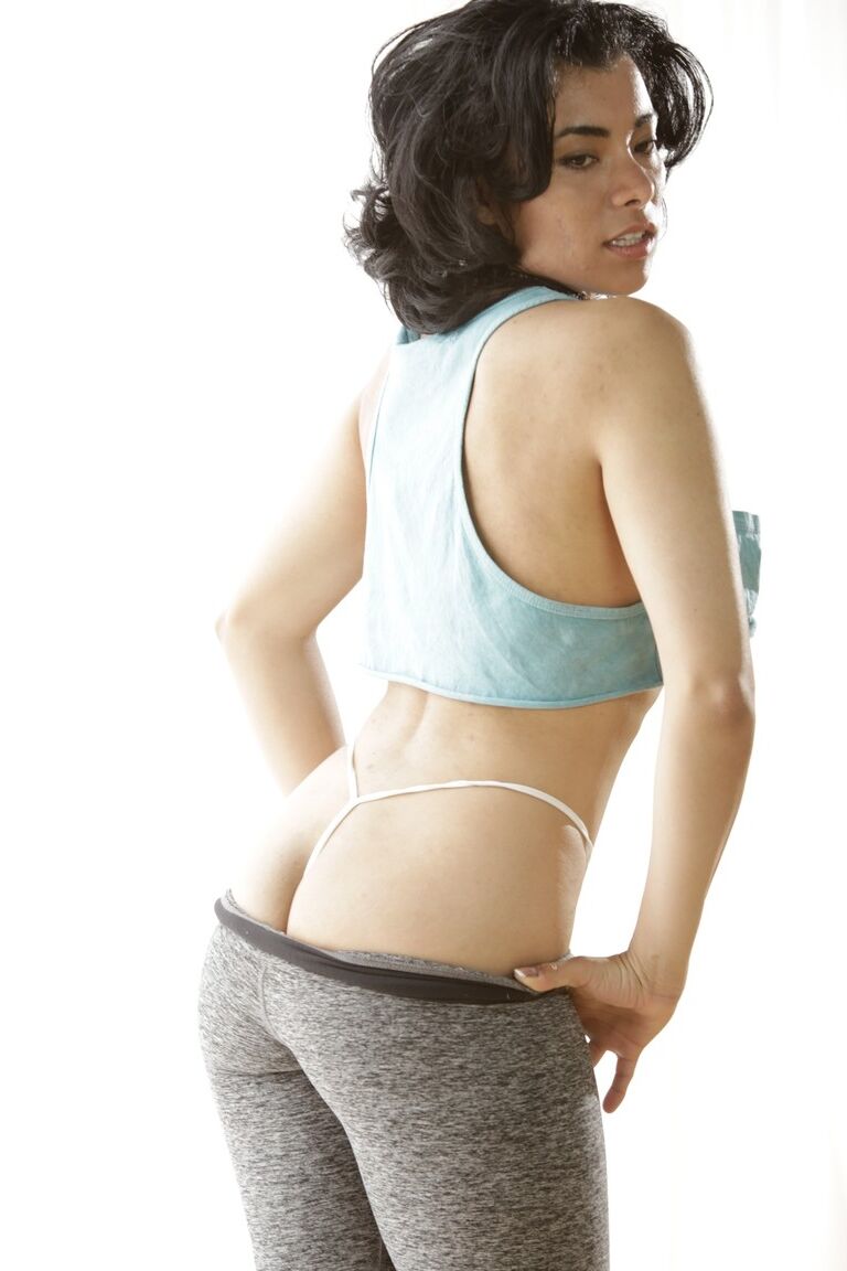 18P 巨乳の十代のラティーナ マヤ モレノが管理人のジェイクを吹き飛ばして顔射される
