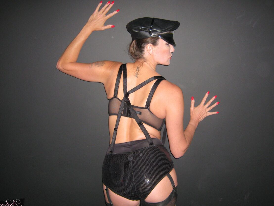 15P Mulher madura Nylon Jane troca um chapéu-coco por um boné de couro em sua lingerie