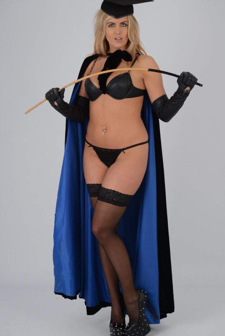 15P Sexy blonde Evee beugt einen Stock in einem Mörtelbrett und Lederschönheiten