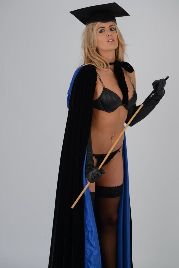 15P Sexy blonde Evee beugt einen Stock in einem Mörtelbrett und Lederschönheiten