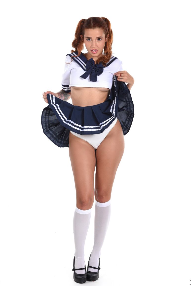 La latina 15P Agatha Vega luce coletas mientras se quita la ropa de colegiala traviesa